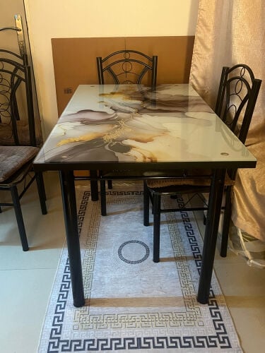 طاولة طعام